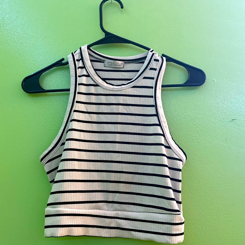 A crop top! White n black.
